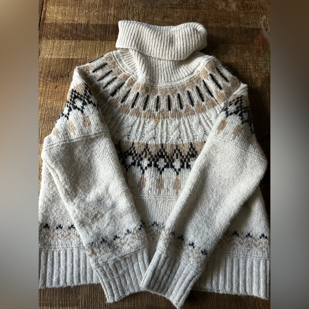 Old Navy Cream and Black Patterned Sweater